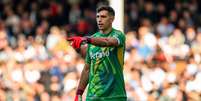 Emiliano Martinez (Aston Villa) durante jogo contra o Fulham, no dia 19.10.2024 Foto: News Images LTD / Alamy Stock Photo