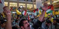 Homens iranianos participam de uma cerimônia em 24/10 em homenagem ao líder do Hamas morto, Yahya Sinwar  Foto: Getty Images / BBC News Brasil