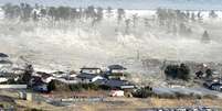 Em 2011, um terremoto de magnitude 9, seguido por tsunami (ondas de 38m de altura), arrasou a costa leste de Honshu, a maior ilha japonesa. Deixou 16 mil mortos, 5 mil feridos, 4,6 mil desaparecidos e 130 mil desabrigados (300 mil imóveis destruídos). Prejuízo de US$ 309 bilhões (R$ 1,5 trilhão).  Foto: wikimedia commons / Flipar