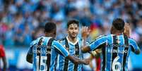 Foto: Lucas Uebel/Grêmio FBPA - Legenda: Jogadores do Grêmio comemoram gol sobre o Atlético-GO na Arena / Jogada10