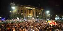 Manifestação em frente ao Parlamento da Gerórgia, na capital Tbilisi  Foto: DW / Deutsche Welle