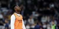 Vinicius Jr antes de entrar em campo contra o Barcelona, no &uacute;ltimo s&aacute;bado, 26  Foto: REUTERS