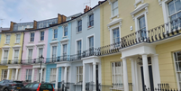 Chalcot Crescent é conhecida por suas casas geminadas em tons pastéis  Foto: BBC News Brasil