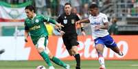 Raphael Veiga em disputa de bola no duelo entre Palmeiras e Fortaleza. (César Greco/Palmeiras).  Foto: Esporte News Mundo