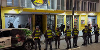 Polícia Militar em frente a um prédio na Avenida 9 de Julho  Foto: Reprodução/Instagram/@flmbrasil