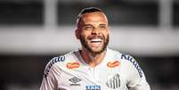 Foto: divulgação Santos - Legenda: Guilherme enaltece atuação de goleiro em vitória do Santos / Jogada10