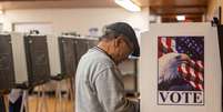 Eleitor deposita voto em um local de votação antecipada na Carolina do Norte  Foto: Getty Images / BBC News Brasil