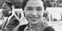 Em 1999, Rosa Parks recebeu a Medalha de Ouro do Congresso, em reconhecimento à sua contribuição para a justiça e a igualdade racial  Foto: Reprodução/Wikimedia Commons