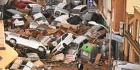 Milhares de carros foram arrastados pelas chuvas  Foto: Getty Images / BBC News Brasil