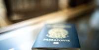 Passaporte brasileiro em uma mesa  Foto: Getty Images / BBC News Brasil