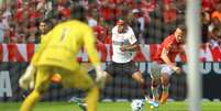 Rubro-Negro tentará encerrar o jejum no Beira-Rio na noite desta quarta-feira (30) –  Foto: Marcelo Cortes/CRF - Legenda: Andreas Pereira marcou o gol da última vitória do Flamengo sobre o Internacional no Beira-Rio, em 2021 / Jogada10