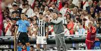  Foto: Fotos: Pedro Souza / Atlético - Legenda: Gabriel Milito na beira do campo no duelo com o River Plate / Jogada10