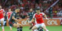  Foto: Ricardo Duarte/Iternacional - Legenda: Jogadores de Inter e Flamengo em disputa de bola no Beira-Rio / Jogada10