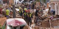 Milhares de soldados, policiais, brigadistas e voluntários tentam limpar destroços deixados pela chuva em Valência  Foto: DW / Deutsche Welle