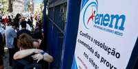 Estudantes e pais antes na entrada de local de prova do Exame Nacional do Ensino Médio (Enem) em São Paulo. Foto: Paulo Pinto/AB