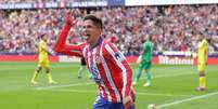  Foto: Gonzalo Arroyo Moreno/Getty Images - Legenda: Giuliano Simeone vibra logo após fazer o primeiro gol do Atlético sobre o Las Palmas / Jogada10