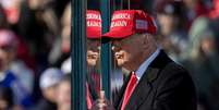 Candidato presidencial republicano e ex-presidente dos EUA, Donald Trump, toca o vidro protetor, durante um comício de campanha, em Lititz, Pensilvâni  Foto: REUTERS/Eloisa Lopez