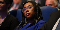 Kemi Badenoch é uma pioneira política com um estilo combativo e tem a missão de renovar seu partido  Foto: Getty Images / BBC News Brasil