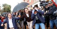 Moradores atiram lama no rei da Espanha, Felipe, após chuvas causarem enchentes em Paiporta, perto de Valência, na Espanha  Foto: REUTERS/Eva Manez