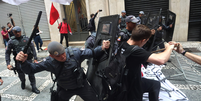 Policiais militares dispersam manifestantes que se reúnem em frente à B3, a Bolsa de Valores de São Paulo, no centro da cidade, nesta segunda-feira, 4, para protestar contra a privatização do Lote Leste das escolas públicas do Estado.  Foto: FÁBIO VIEIRA/FOTORUA/ESTADÃO CONTEÚDO