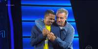 Givanildo e Luciano Huck no The Wall, quadro do Domingão com Huck Foto: Reprodução/Globo / Contigo