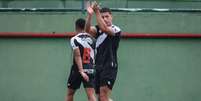 Foto: Dikran Sahagian / Vasco - Legenda: Luiz Gustavo (centro) celebra seu gol; o segundo do Vasco no jogo / Jogada10