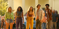 None  Foto: (Da esquerda para a direita) Madelyn Cline como Sarah Cameron, Carlacia Grant como Cleo, Madison Bailey como Kiara, Chase Stokes como John B, Jonathan Daviss como Pope no episódio 406 de Outer Banks. / Rolling Stone Brasil