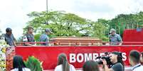 Caixão com o corpo do cantor Agnaldo Rayol é levado para o cemitério em carro dos Bombeiros  Foto: Eduardo Martins / Brazil News / Caras Brasil