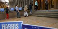 Pessoas fazem fila para votar na eleição presidencial dos EUA de 2024 no dia da eleição, na Pittsburgh Manchester School em Pittsburgh, Pensilvânia, EUA, 5 de novembro de 2024.   Foto: REUTERS/Quinn Glabicki