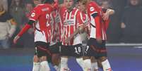  Foto: Dean Mouhtaropoulos/Getty Images - Legenda: Jogadores do PSV comemoram o gol marcado por Tillman / Jogada10