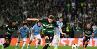  Foto: Justin Setterfield/Getty Images - Legenda: Gyokeres cobra pênalti e faz um de seus três gols neste 4 a 1 do Sporting sobre o Manchester City / Jogada10