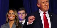 O candidato presidencial republicano e ex-presidente dos EUA, Donald Trump, sobe ao palco com sua esposa Melania e seu filho Barron para discursar em seu comício, no Centro de Convenções do Condado de Palm Beach, em West Palm Beach, Flórida, EUA, em 6 de novembro de 2024.   Foto: REUTERS/Brian Snyder