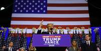 Familiares observam o candidato presidencial republicano e ex-presidente dos EUA, Donald Trump, discursando para seus apoiadores em seu comício, no Centro de Convenções do Condado de Palm Beach, em West Palm Beach, Flórida, EUA, em 6 de novembro de 2024.   Foto: REUTERS/Brian Snyder