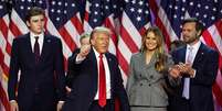 Donald Trump ao lado de sua esposa, Melania Trump, seu filho, Barron Trump, e o vice-presidente eleito, JD Vance, após os primeiros resultados da eleição presidencial de 2024.  Foto: Reuters / BBC News Brasil