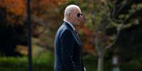 O presidente dos Estados Unidos, Joe Biden, anda pelo jardim da Casa Branca. (4/11/2024)  Foto: REUTERS/Nathan Howard