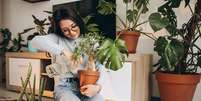 Mulher cultivando plantas em casa.  Foto: Freepik