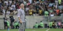 Foto: LUCAS MERÇON / FLUMINENSE F.C. - Legenda: Técnico Mano Menezes conseguirá evitar rebaixamento do Fluminense / Jogada10