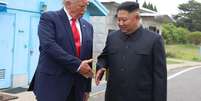 Trump e Kim Jong-un chegaram a se reunir na Zona Desmilitarizada que fica entre as duas Coreias, em 2019  Foto: Getty Images / BBC News Brasil