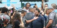 Ouvidor das Polícias, Cláudio Aparecido chegou a discutir com um dos policiais durante o enterro.  Foto: Fernanda Luz/Estadão / Estadão