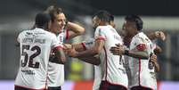 Bruno Henrique com a braçadeira de capitão ao lado dos companheiros de Flamengo  Foto: Getty Images/Pedro Vilela 