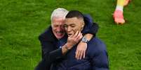  Foto: Dan Mullan/Getty Images - Legenda: Deschamps e Mbappé durante momento de descontração após jogo / Jogada10