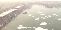 Devotos se banham em rio poluído durante festival na Índia Foto: Reprodução/Youtube AFP News Agency