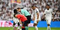 Militão sai de maca, aos prantos  Foto: Denis Doyle/Getty Images - Legenda: Rodrygo tem lesão na coxa e é atendido. Situação de Militão, que também saiu, é ainda mais preocupante / Jogada10