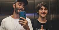 Thiago Rodrigues com o filho, Gabriel: ator foi bem-sucedido ao buscar desafios na teledramaturgia portuguesa  Foto: Reprodução