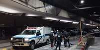 Policiais na cena da morte, na área de embarque e desembarque do Aeroporto Internacional de Guarulhos (SP) Foto: Italo Lo Re /Estadao / Estadão