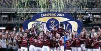 Flamengo levanta a taça da Copa do Brasil   Foto: Cris Mattos / Reuters