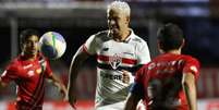  Foto: Rubens Chiri / São Paulo - Legenda: Luciano em ação contra o Athletico. Foi dele o primeiro gol neste 2 a 1 sobre o Athletico / Jogada10