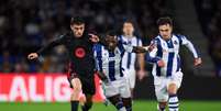 Foto: Juan Manuel Serrano Arce/Getty Images - Legenda: Jogadores de Real Sociedad e Barcelona em disputa de bola na La Liga / Jogada10