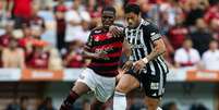 Hulk (Atlético-MG) luta pela posse de bola no jogo de ida da decisão da Copa do Brasil contra o Flamengo, no dia 03.11.2024 Foto: Ruano Carneiro / Alamy Stock Photo