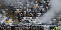 Policiais tentam conter confusão na torcida do Atlético-MG   Foto:  NAYRA HALM/FOTOARENA / Estadão